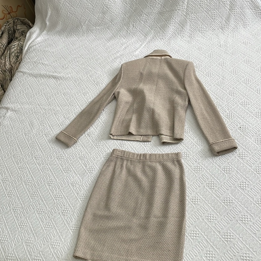 ST. JOHN Elegant Cream Women's Jacket & Skirt Set - Picture 16 of 16